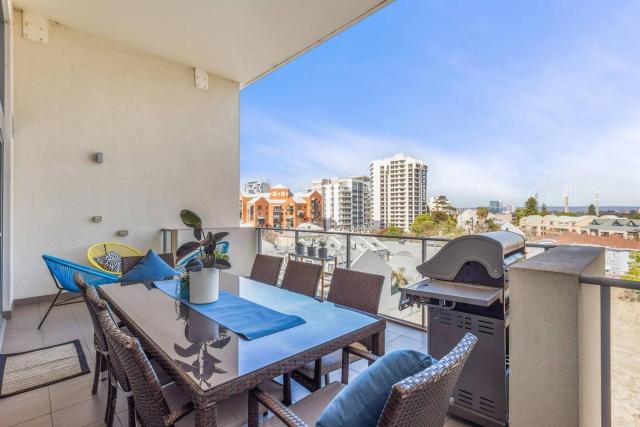 Quiet City Luxury 3BR Top-Floor with SkylineView