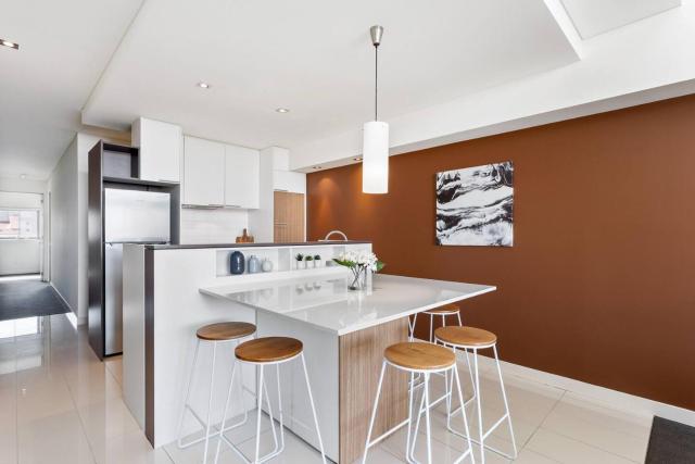 Quiet City Luxury 3BR Top-Floor with SkylineView