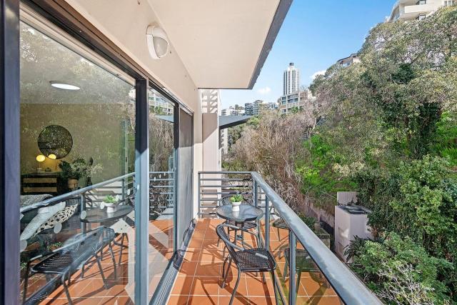 Designer 2BR Near CBD Large Balcony & Views