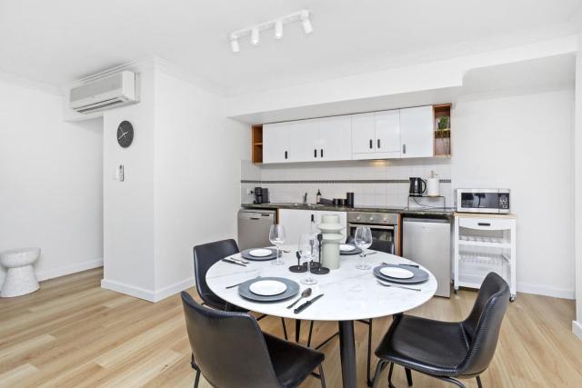Urban Boho Chic 2BR Retreat w Balcony, Perth CBD