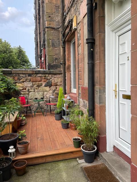 Quiet 1 Bed with Garden Views Near Leith & City Centre