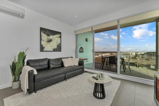 Waterfront Stay with Marina Views and Easy CBD Access