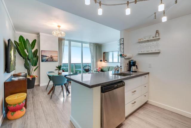 Modern 3BR 3BA Grove Condo Views Balconies Full Kitchen 3 Parking