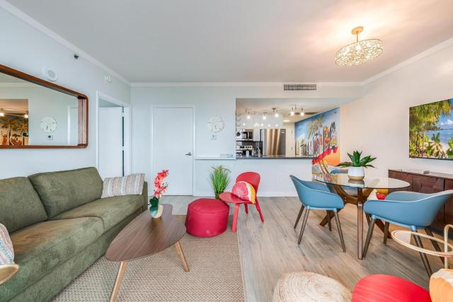 Modern 3BR 3BA Grove Condo Views Balconies Full Kitchen 3 Parking