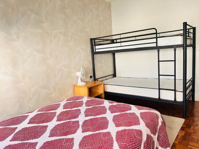 Grand appartement avec balcon et parking gratuit sur place