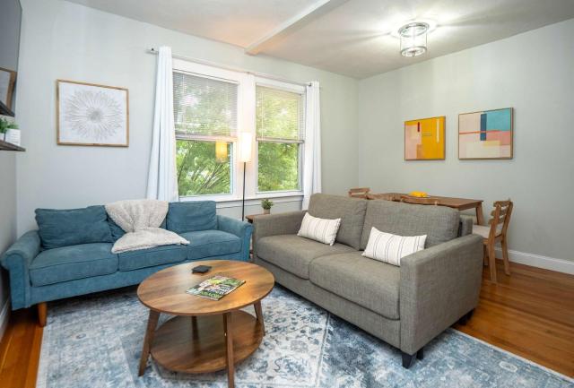 Jennifer's Cozy Apt Brown U Athletic Field Views
