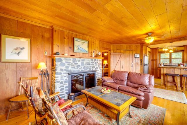Little Switzerland Cabin w/ Stunning Mtn Views