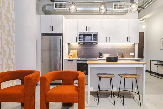 Stunning 1 BDR 1 BTH Modern Loft with Pool, Jacuzzi in DTLA!