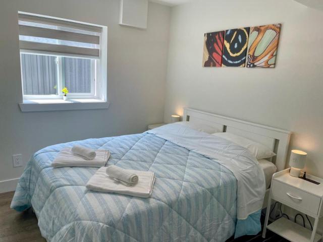 Executive 2 Bedroom Garden Suite Free Parking - Save on Long Stays!