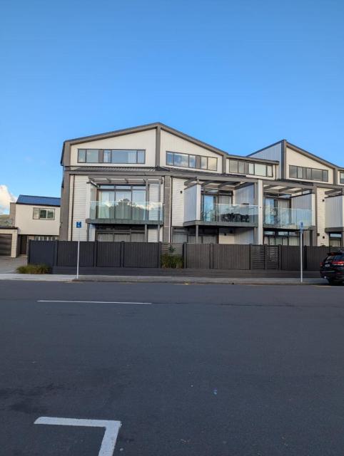 Hutt Central Brand New 3 bedroom 2 Bath Spacious House with Balcony Private garage- 15 Mins to Wellington CBD