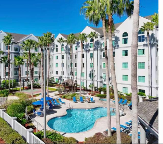 Condo near Disney-free shuttle to all theme parks
