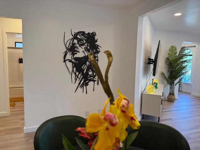 Modern Duplex with 6 beds and Sofa bed in Miracle Mile Longwood