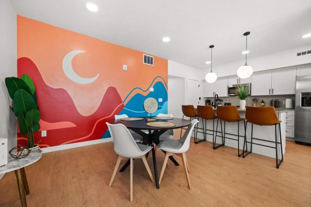 SLC Townhome 2BR Mountain Views Garage