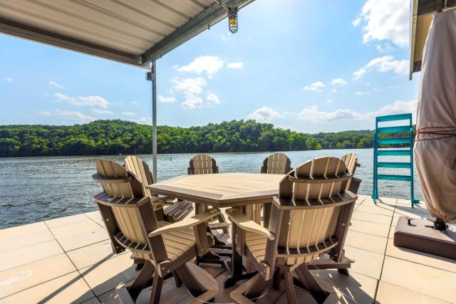 Lakeside Oasis - Room for 12