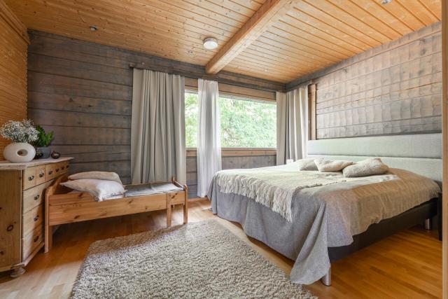 Villa Kultaranta A - Scenic Lakeside Cabin with Hot Tub and Sauna