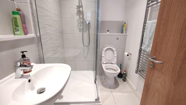 Bee Apartment Halo - Work N Relax 500Mbps WiFi and Netflix - City Centre with Paid Private Parking and Balcony