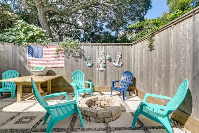3 Mi to Boardwalk: Bacliff Apartment w/ Hot Tub