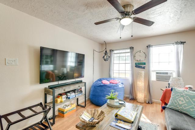 3 Mi to Boardwalk: Bacliff Apartment w/ Hot Tub