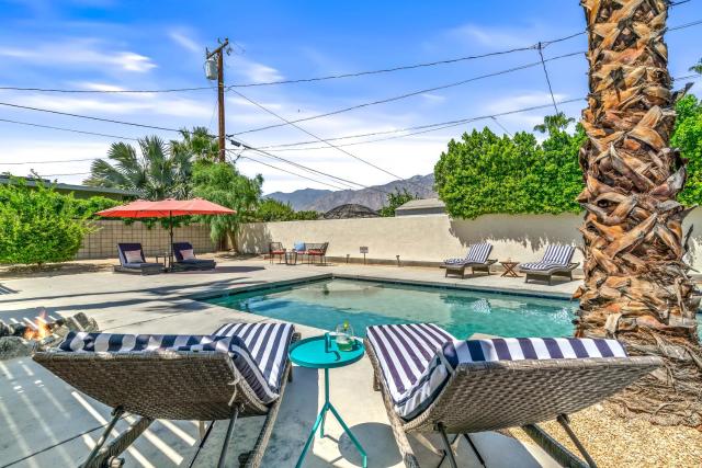 Palm Springs Home with a Resort Style Backyard -Joy pool hot tub views