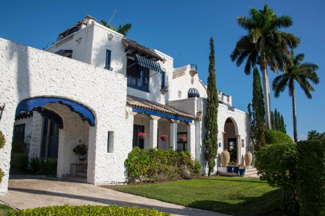 Young Mansion Steps To The Beach