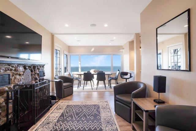 Coastal Retreat: Waterfront, Deck, Awesome Views