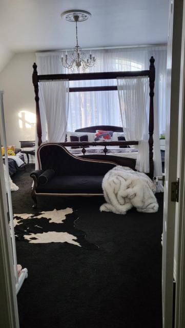 The Luxurious Manor - Very Large Bedroom with Private Ensuite
