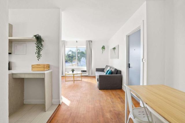 Modern Miami Beach Apt King & Sofa Bed Comfort