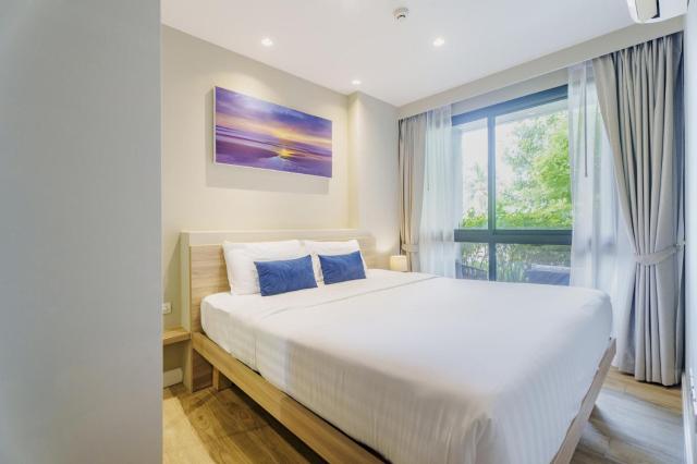 Stylish 2-Bedroom Diamond Condo with Walk-Out Pool