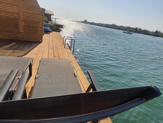 modernes Holzhaus, Cabin, auf dem Fluss, wenige Meter zum Meer