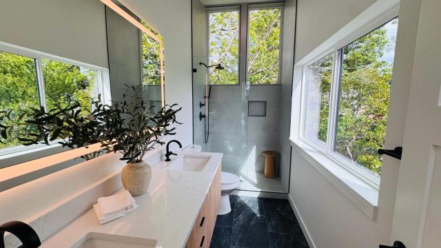 4BR Brand New Designer House 15min to downtown