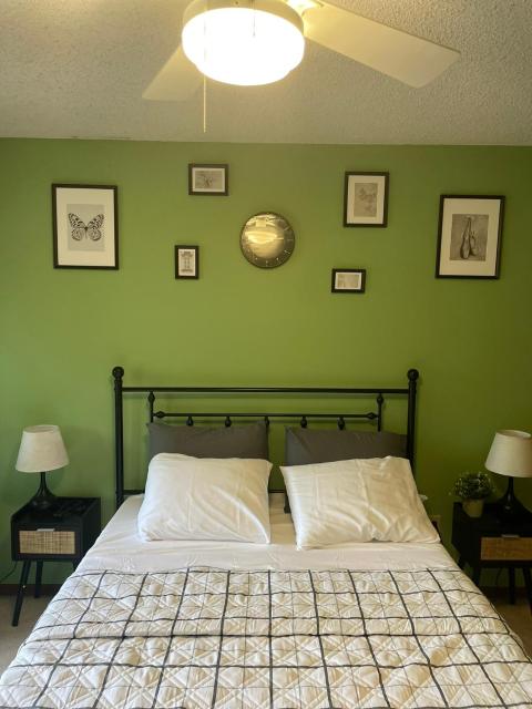 Sunny Bedroom in Quiet TownHouse