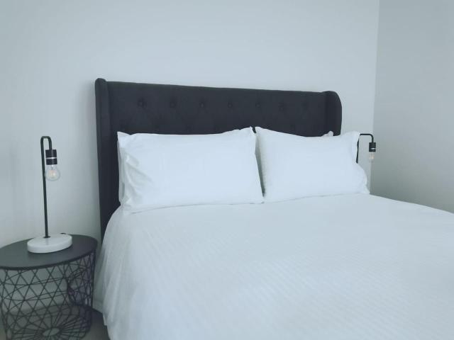 MHYL Private Lv 66 Skyline2BR V Market MEL Central Uni