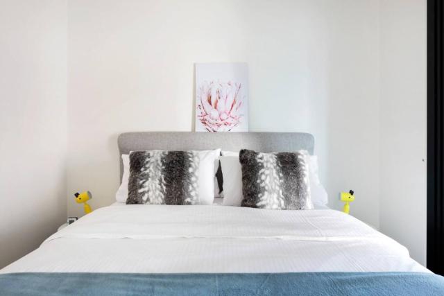 MHYL CBD Stylish 2B2B Apartment large balcony