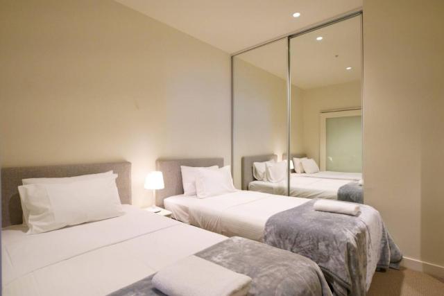 MHYL CBD Stylish private 2BR Apt 1 king 2 singles beds