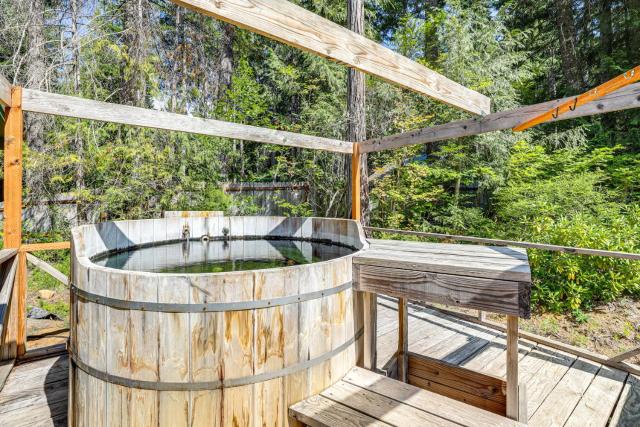 Spring-Fed Soaking Tub! Lush Central Oregon Haven