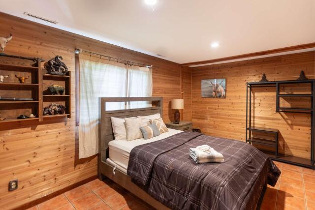 Cozy Loft Near Lake Trails and Mountain Views