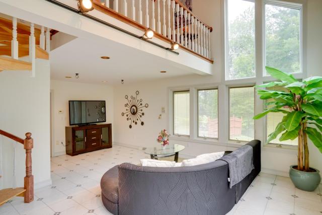 Pool Table + Deck: Luxury Mansion in Niskayuna!