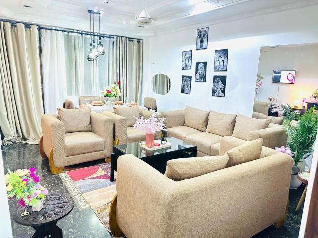 Big Master bed with Private bath, Beautiful view, fast WIFI at City Centre