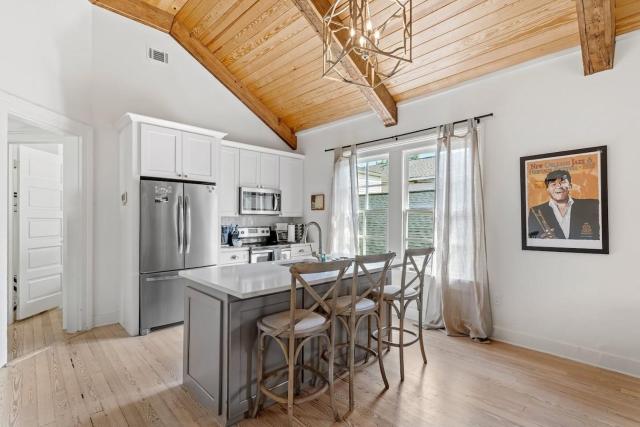 Magazine St retreat w balconies & full kitchen