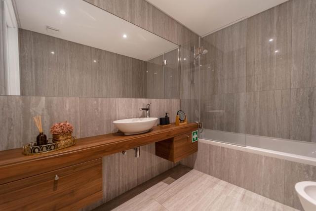 New Luxury Apartment, Sea View with Pool & Gym