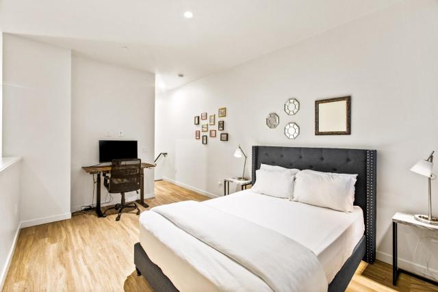 Posh Lofty Pad in Central Redmond - 92 Walkscore!