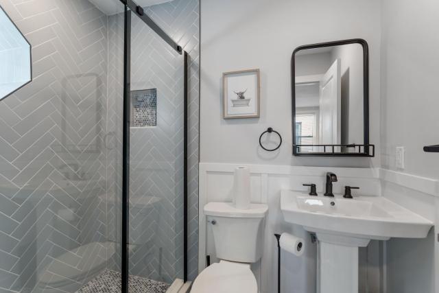 Welcome to The Lux Collective a Spacious 5-Bedroom House close to Stadiums, Universities, Center City & more!