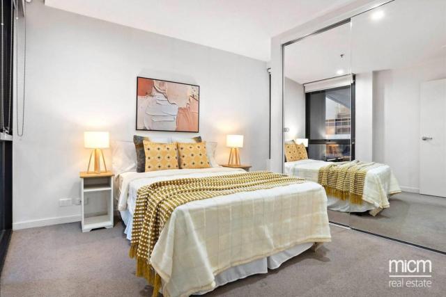 Serrata - 2B2B Docklands Apt Parking Available