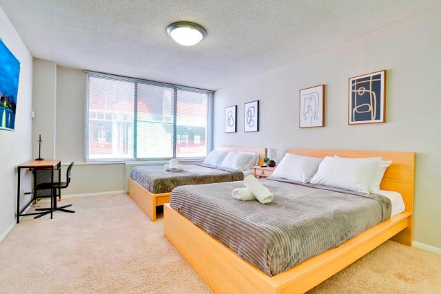 Relax in Apt Close to Highlight Landmarks