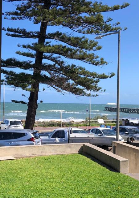 Absolute Beachfront, Adjacent Henley Square, Relax