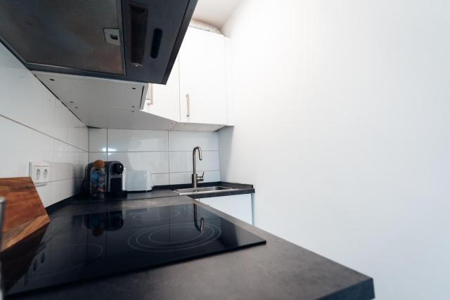 1 BR Apartment - ZENTRAL - BUSINESS - WIFI - KÜCHE - NETFLIX - PARKHAUS