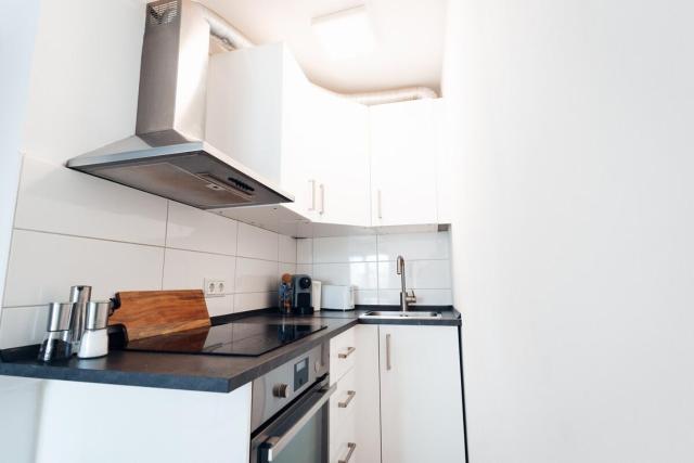 1 BR Apartment - ZENTRAL - BUSINESS - WIFI - KÜCHE - NETFLIX - PARKHAUS