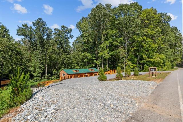 The Heartwood Hideaway-Charming Cabin Getaway-Trails, Creek, and Starry Nights