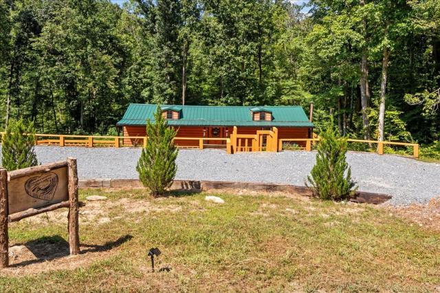 The Heartwood Hideaway-Charming Cabin Getaway-Trails, Creek, and Starry Nights