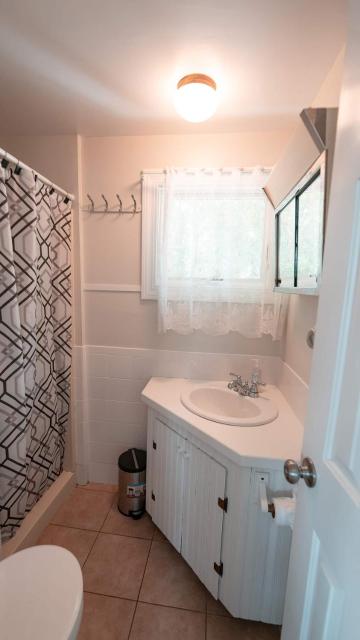 Cozy Cottage 100 yds to the Beach! 93